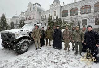 Сумской митрополит УПЦ передал защитникам Украины автомобиль