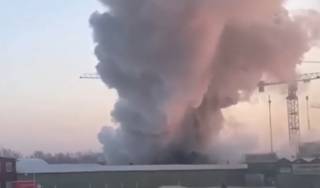 Опубликовано видео эпичного пожара на заводе в Питере