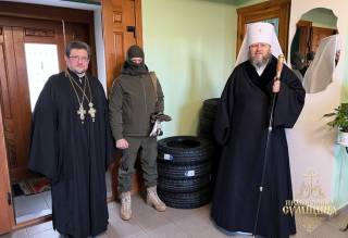 Сумской митрополит УПЦ передал военнослужащим комплекты резины для автомобилей