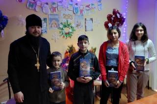 На Черниговщине священник УПЦ передал подарки детям-сиротам и пожилым людям
