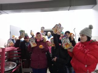 В Запорожской области волонтеры УПЦ передали подарки воспитанникам психоневрологических интернатов