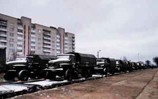 Россия продолжает перебрасывать в Беларусь эшелоны с техникой и солдатами