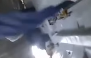Появилось видео, как в России у самолета прямо в воздухе открылся люк