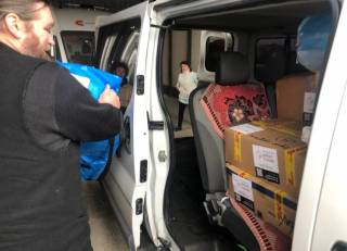 Священники УПЦ доставили гуманитарную помощь в Изюмскую больницу