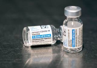 Крупный производитель вакцины от коронавируса сокращает производство