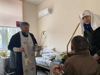 В столице священники УПЦ поздравили с Крещением Господним воинов ВСУ в больнице