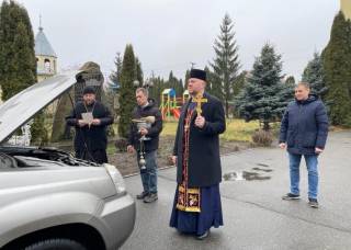 На Киевщине верующие УПЦ передали автомобиль воинам ВСУ