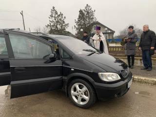 На Буковине верующие УПЦ приобрели автомобиль для ВСУ