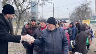 В столице УПЦ раздала обеды и продукты питания бездомным и нуждающимся