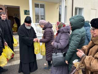 В Херсоне митрополит УПЦ раздал гуманитарную помощь