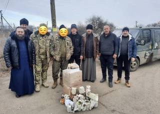 Cвященники Хмельницкой епархии УПЦ передали гуманитарную помощь защитникам Украины