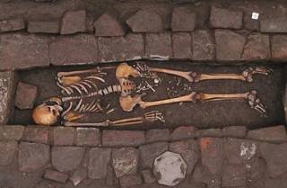 Археологи нашли средневековое погребение женщины, которая пережила трепанацию черепа и «родила» в гробу