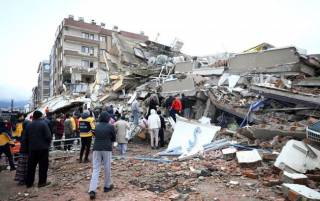 Землетрясение в Турции унесло жизни более 900 человек
