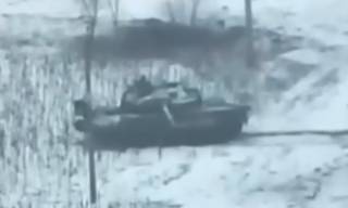 Опубликовано эпичное видео уничтожения российского танка