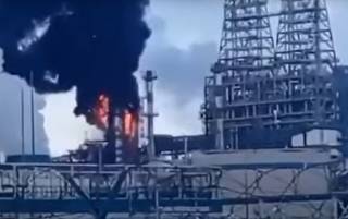 В России загорелся нефтеперерабатывающий завод «Лукойла»
