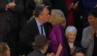 Появилось видео, как жена Байдена целует другого мужчину... в губы
