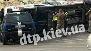 В Киеве перевернулась машина «скорой помощи», чудом никто не погиб