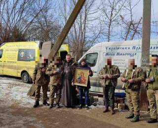 Священники УПЦ доставили гуманитарную помощь ВСУ и жителям городов в зоне боевых действий