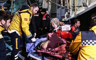 В Турции из-под завалов здания спасли украинку с сыном