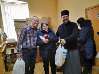 На Буковине священнослужитель УПЦ передал гуманитарную помощь беженцам и инвалидам