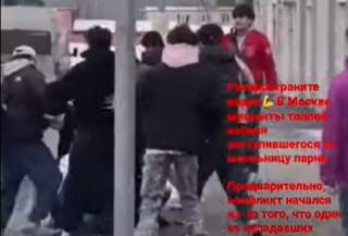 Появилось видео, как толпа мигрантов избила подростка в Москве