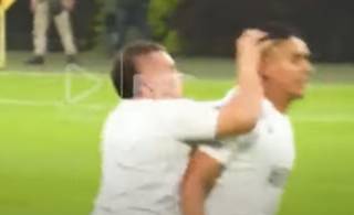 В Колумбии болельщик напал на футболиста перед матчем