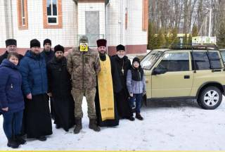 На Винничине священники УПЦ приобрели автомобиль для защитников Украины