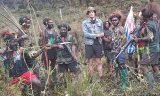 Папуасы взяли в плен профессора из Австралии и его коллег