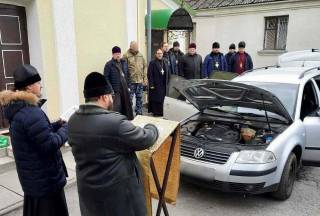Священники Винницкой епархии УПЦ приобрели автомобиль для ВСУ