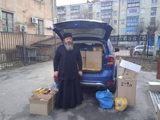 Священник Житомирской епархии УПЦ передал воинам ВСУ и нуждающимся гумпомощь