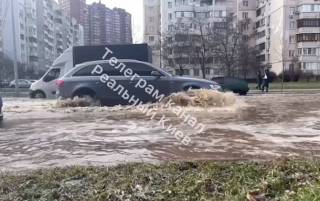 В Киеве сразу на нескольких улицах произошел самый настоящий потоп