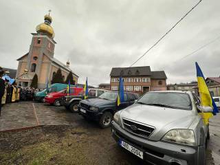 На Закарпатье духовенство и верующие УПЦ приобрели 5 автомобилей для ВСУ
