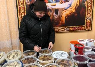 На Ровенщине верующие УПЦ готовят домашние блюда для защитников Украины на передовую