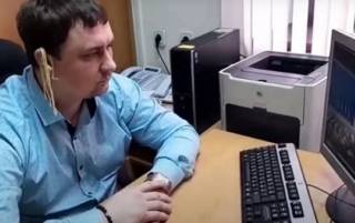 Российского депутата, слушавшего речь Путина с лапшой на ушах, вызвали в полицию