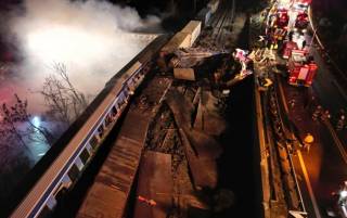 В Греции столкнулись пассажирский и грузовой поезда. Много погибших и пострадавших