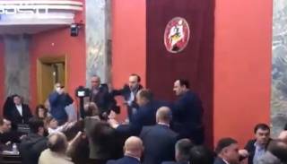 Появилось видео эпичной драки грузинских депутатов