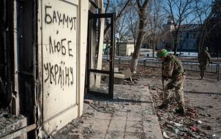 Россия теряет под Бахмутом в пять раз больше людей, чем Украина, — CNN