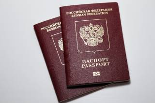 У российских чиновников начали забирать загранпаспорта, — СМИ