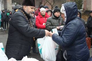 В Киеве православные волонтеры передали гуманитарные наборы семьям беженцев