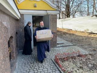 В Полтаве священники УПЦ передали гуманитарную помощь реабилитационному центру