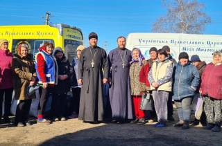 Священники УПЦ доставили гуманитарный груз на передову военным ВСУ и мирным жителям