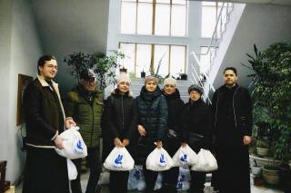 В Киево-Печерской лавре УПЦ раздала гуманитарную помощь семьям переселенцев