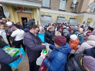 Священник Полтавской епархии УПЦ доставил гуманитарную помощь жителям Востока