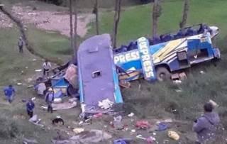 В Перу автобус сорвался в семидесятиметровую пропасть