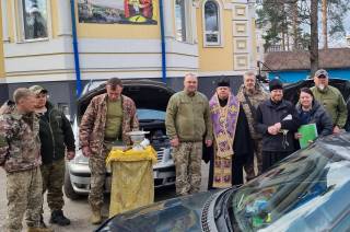 Епископ УПЦ освятил автомобили для ВСУ