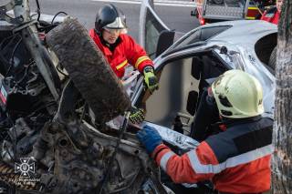 Смертельное ДТП в Киеве: автомобиль влетел в дерево