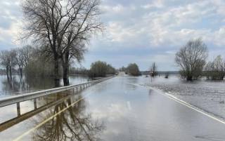 На Черниговщине вышедшая из берегов Десна затопила трассу