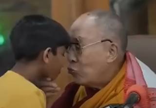 Далай-лама - педофил? Он поцеловал мальчика в губы и предложил... пососать свой язык