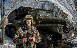 Украинским воинам вернули денежную надбавку. За счет чиновников
