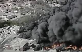 Появилось видео эпичного пожара на мусорном заводе в США